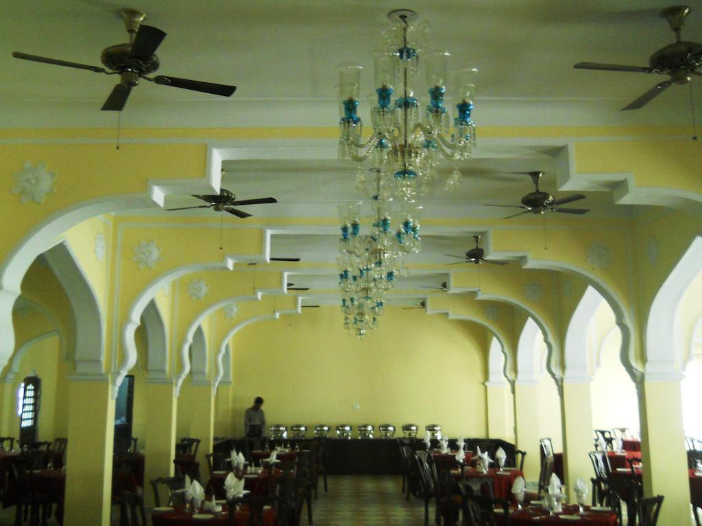 V Resorts Rajmahal 奥拉奇哈 外观 照片