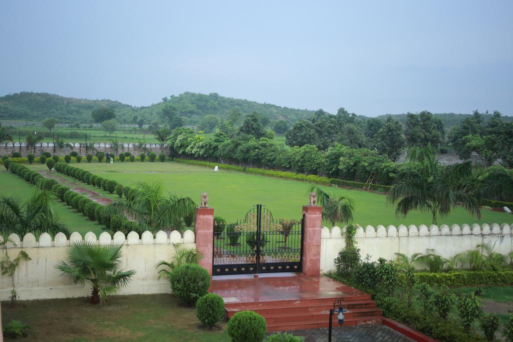 V Resorts Rajmahal 奥拉奇哈 外观 照片