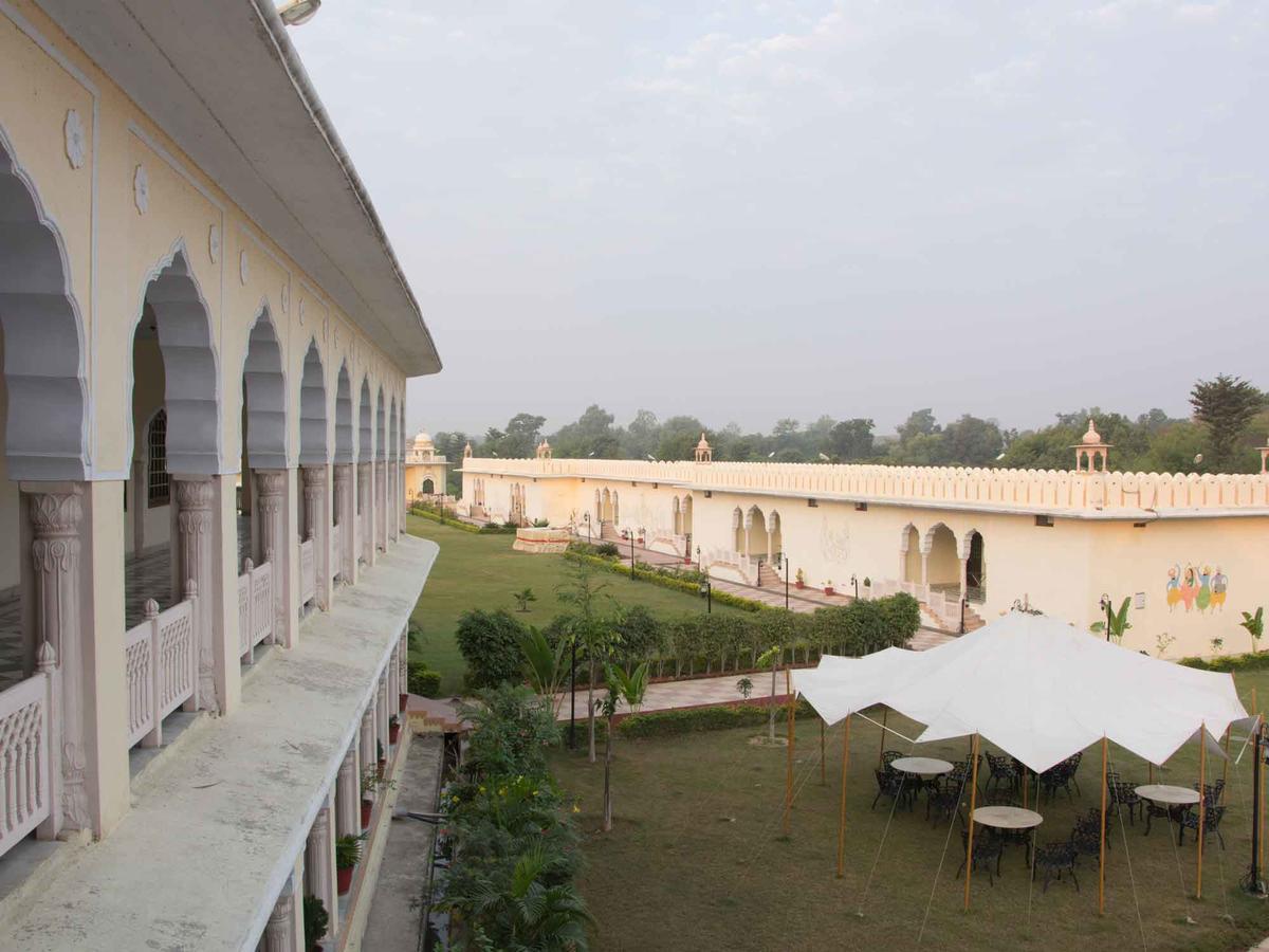 V Resorts Rajmahal 奥拉奇哈 外观 照片