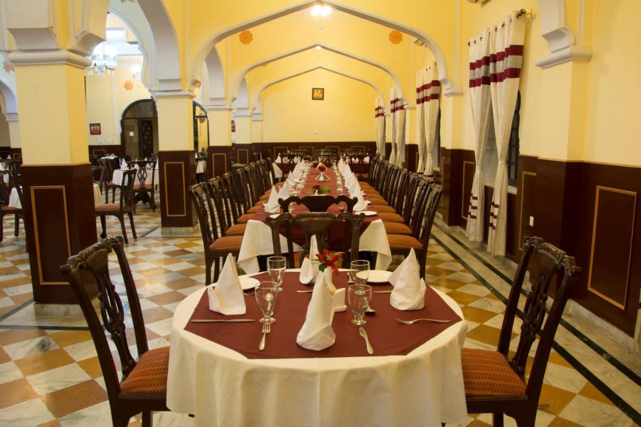 V Resorts Rajmahal 奥拉奇哈 外观 照片