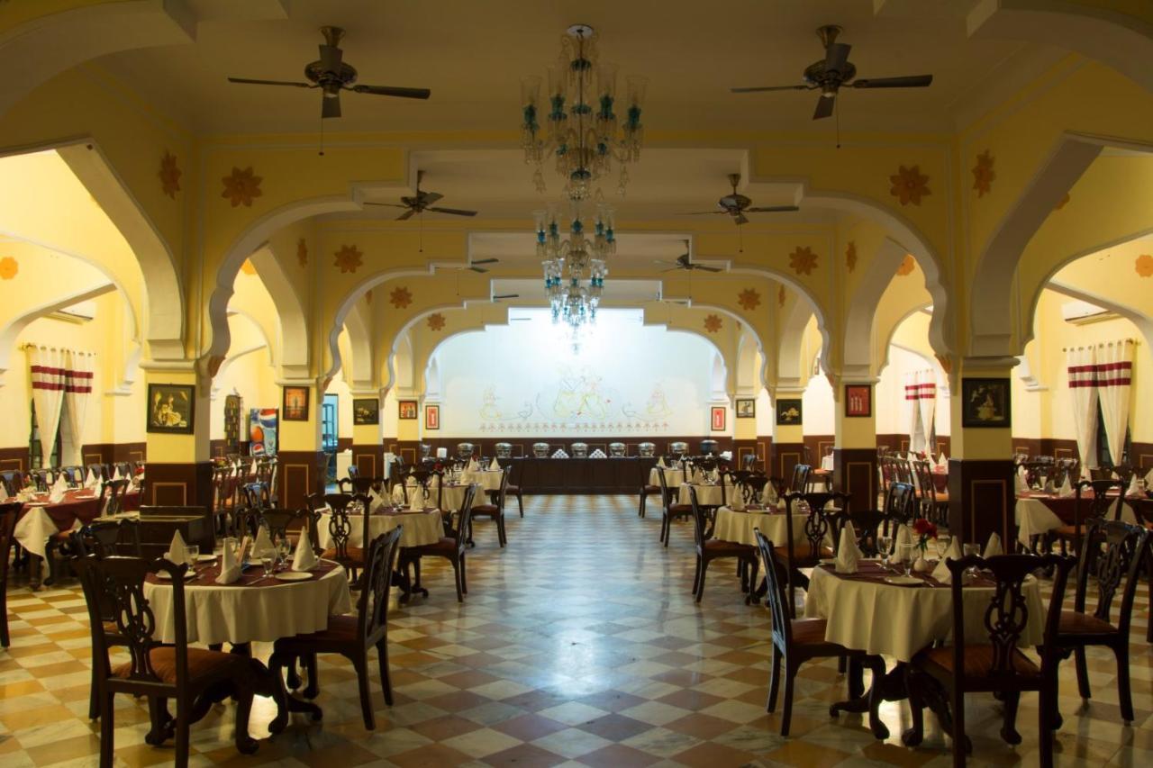 V Resorts Rajmahal 奥拉奇哈 外观 照片