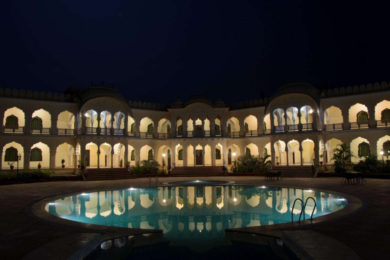 V Resorts Rajmahal 奥拉奇哈 外观 照片